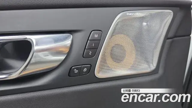 Volvo XC60 2020 — Photo 18/20