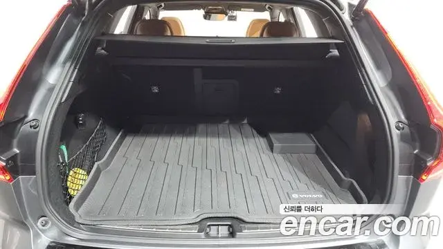 Volvo XC60 2021 — Şəkil 19/35