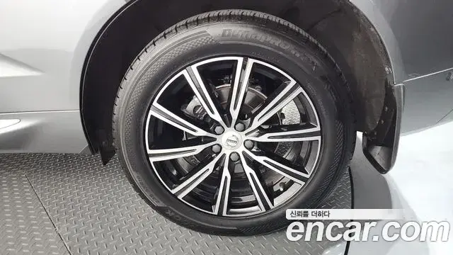 Volvo XC60 2021 — Şəkil 25/35