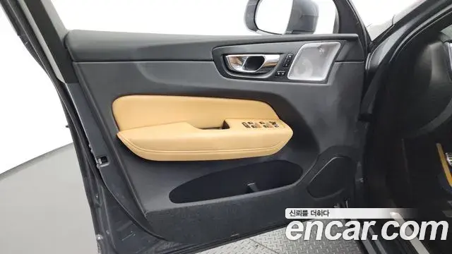 Volvo XC60 2021 — Şəkil 26/35