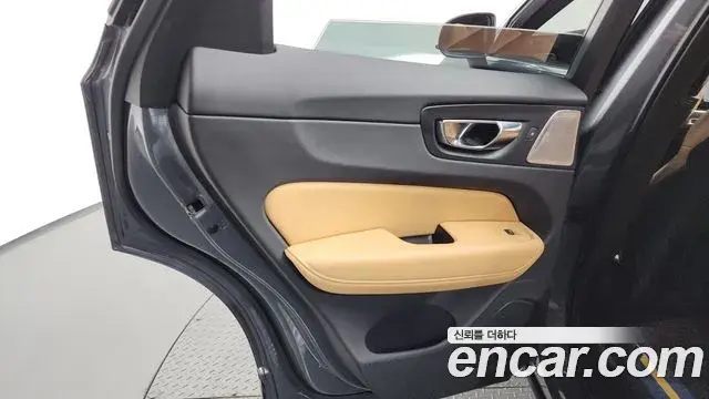 Volvo XC60 2021 — Şəkil 27/35