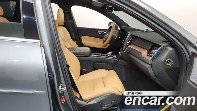 Volvo XC60 2021 — Şəkil 21/35