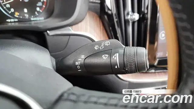 Volvo XC60 2021 — Şəkil 10/35