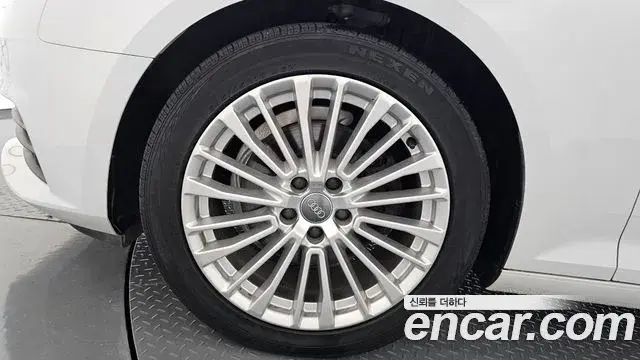 Audi A4 2019 — ფოტო 29/33