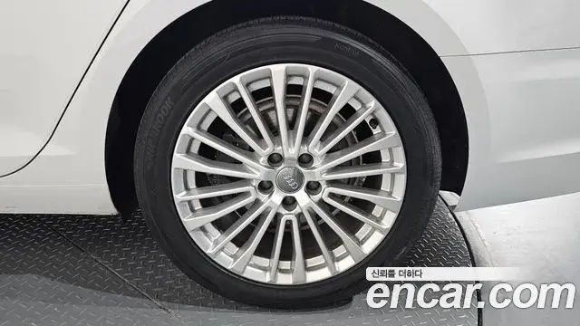 Audi A4 2019 — ფოტო 8/33