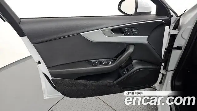 Audi A4 2019 — ფოტო 13/33