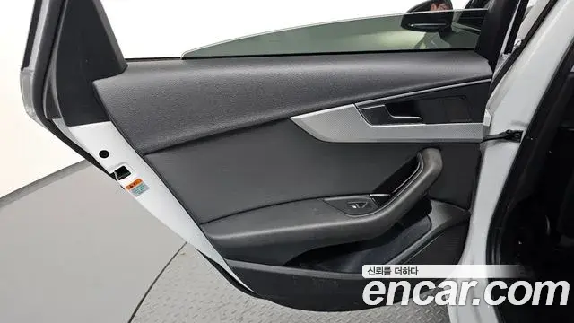 Audi A4 2019 — ფოტო 19/33