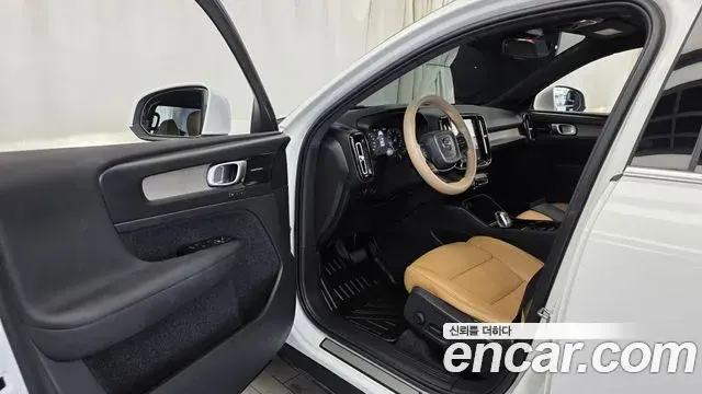 Volvo XC40 2020 — Photo 25/33