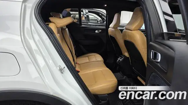 Volvo XC40 2020 — Photo 2/33