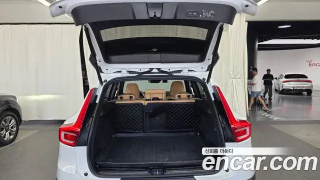 Volvo XC40 2020 — Photo 14/33