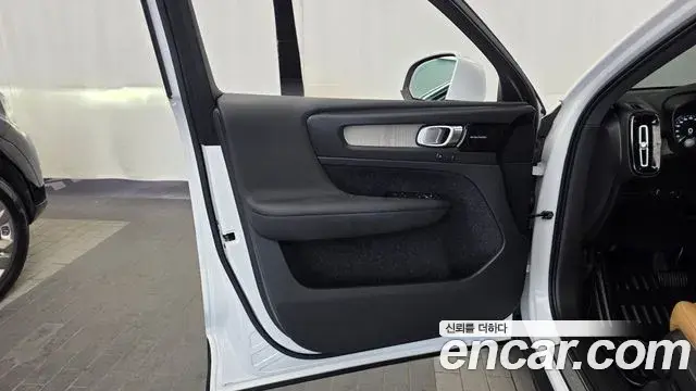 Volvo XC40 2020 — Photo 28/33
