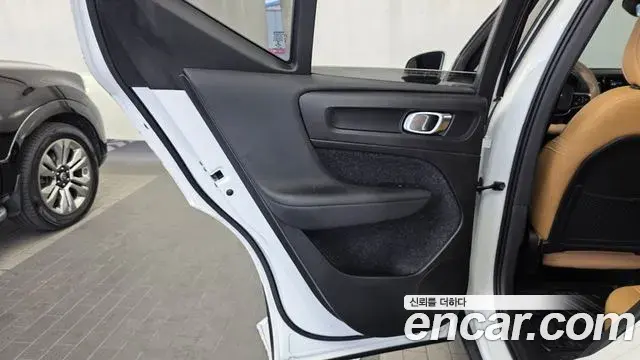 Volvo XC40 2020 — Photo 15/33