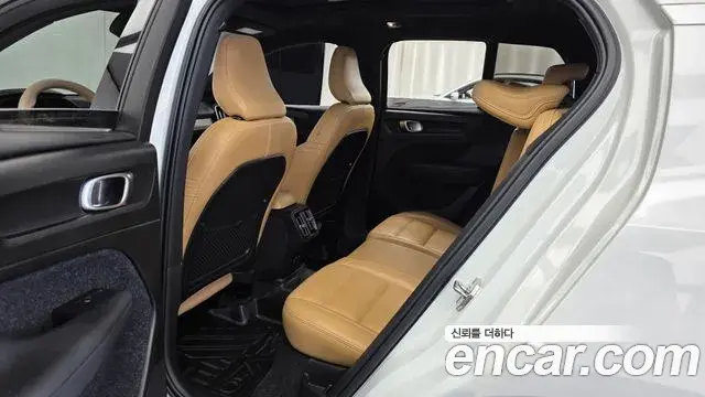 Volvo XC40 2020 — Photo 13/33