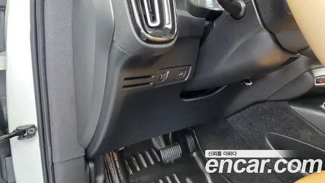 Volvo XC40 2020 — Photo 24/33