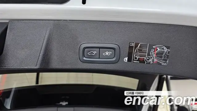 Volvo XC40 2020 — Photo 18/33