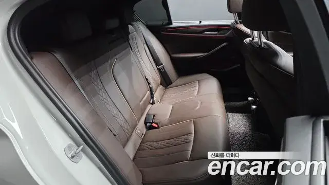 BMW 5 Series 2020 — Photo 17/31