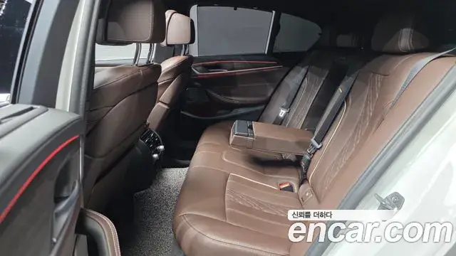 BMW 5 Series 2020 — Photo 28/31
