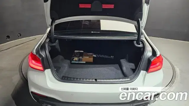 BMW 5 Series 2020 — Photo 19/31