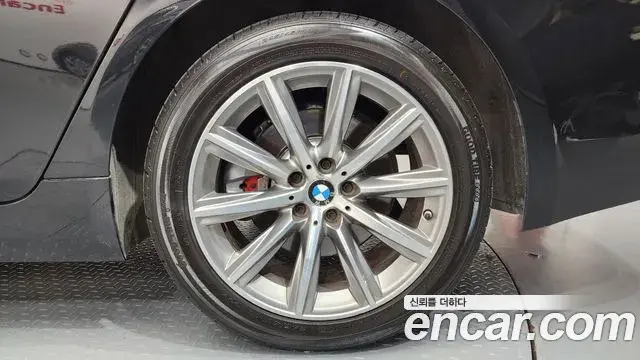 BMW 5 Series 2019 — Şəkil 30/34