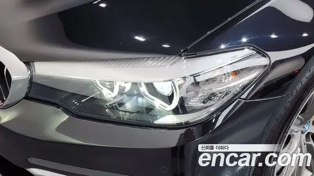 BMW 5 Series 2019 — Şəkil 26/34
