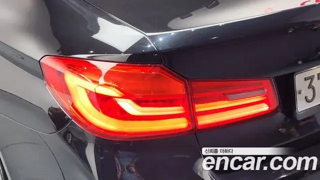 BMW 5 Series 2019 — Şəkil 33/34