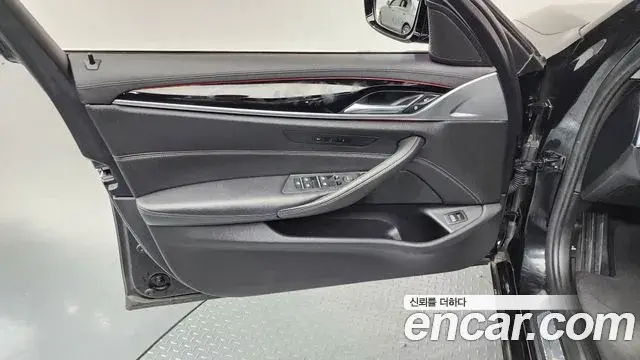 BMW 5 Series 2019 — Şəkil 23/34