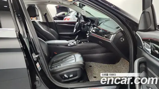 BMW 5 Series 2019 — Şəkil 25/34