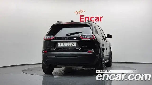 Jeep Cherokee 2019 — ფოტო 2/36