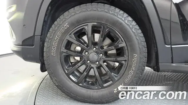 Jeep Cherokee 2019 — ფოტო 26/36