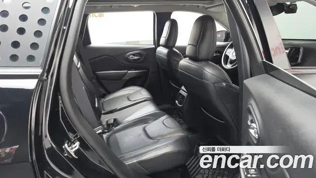 Jeep Cherokee 2019 — ფოტო 19/36