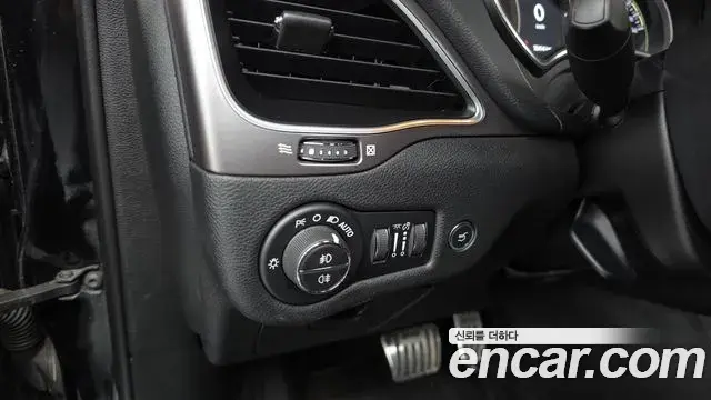 Jeep Cherokee 2019 — ფოტო 27/36