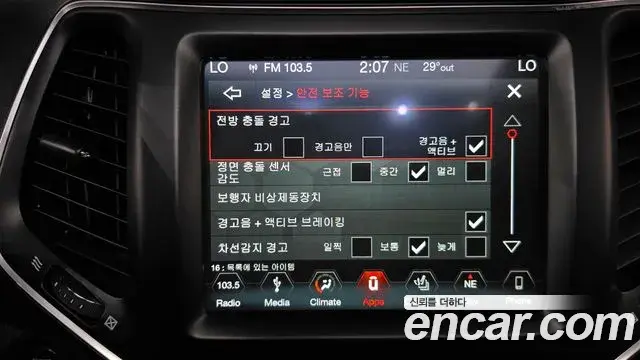 Jeep Cherokee 2019 — ფოტო 17/36