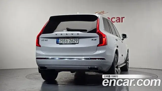 Volvo XC90 2021 — ფოტო 25/34