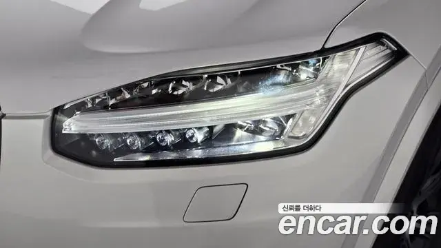 Volvo XC90 2021 — ფოტო 32/34