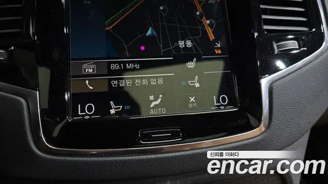 Volvo XC90 2021 — ფოტო 33/34