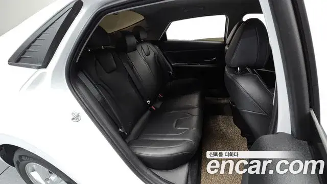 Hyundai The New Avante Hybrid 2022 — Photo 4/31