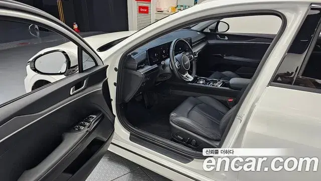 Kia K5 2023 — Şəkil 10/20