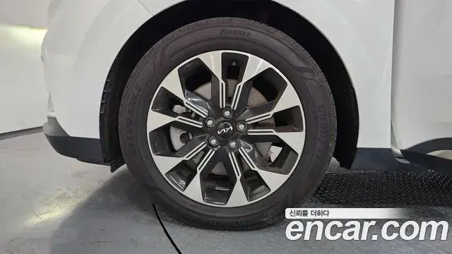 Kia Carnival 2022 — ფოტო 18/36