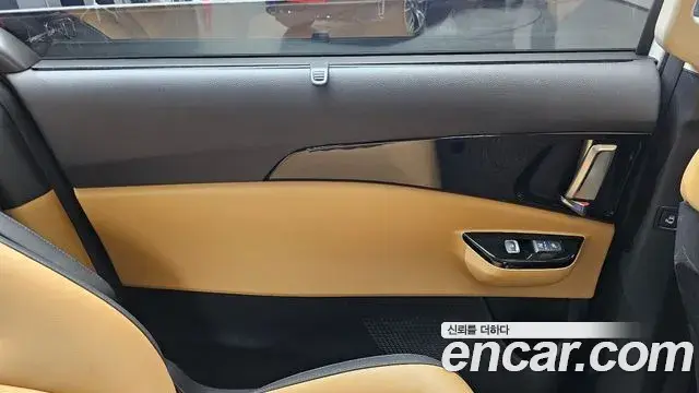 Kia Carnival 2022 — ფოტო 23/36