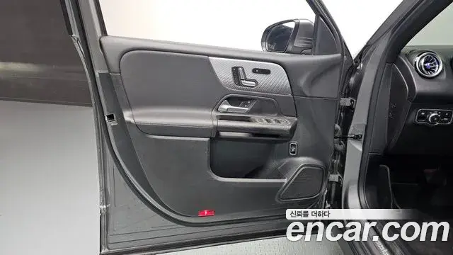 Mercedes-Benz GLB-Class 2021 — ფოტო 8/31