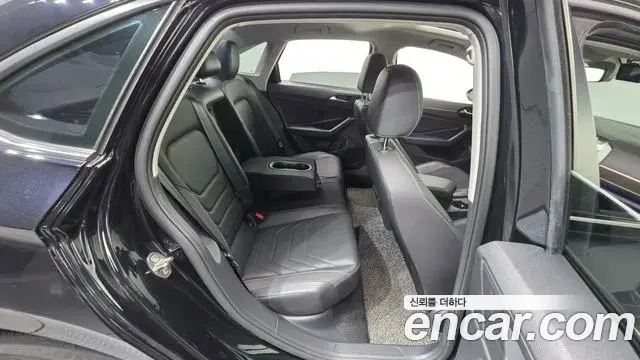 Volkswagen Jetta 2021 — Şəkil 8/32
