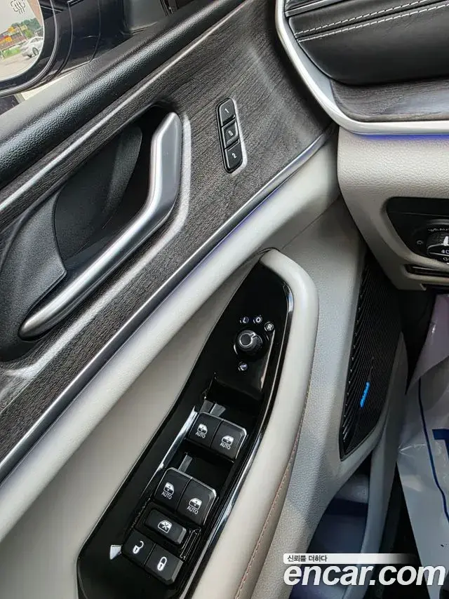 Jeep Grand Cherokee 2021 — Фото 8/20