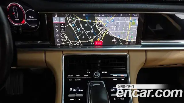 Porsche Panamera 2018 — ფოტო 18/20