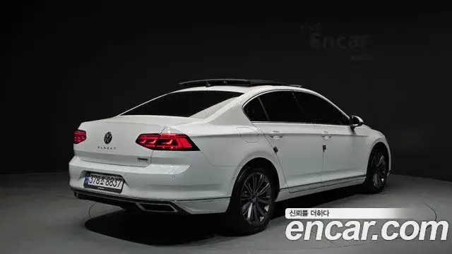 Volkswagen Passat GT 2022 — Photo 24/33