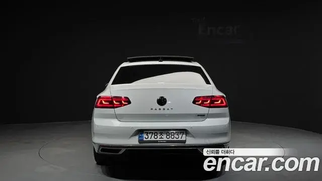 Volkswagen Passat GT 2022 — Photo 28/33