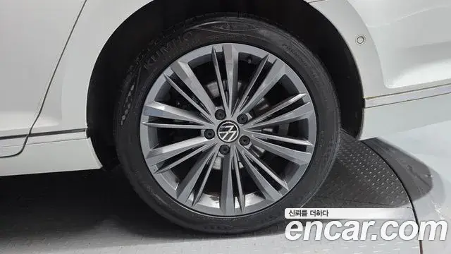 Volkswagen Passat GT 2022 — Photo 21/33