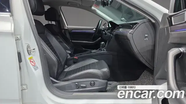 Volkswagen Passat GT 2022 — Photo 27/33