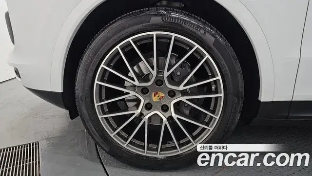 Porsche Cayenne 2020 — ფოტო 33/37