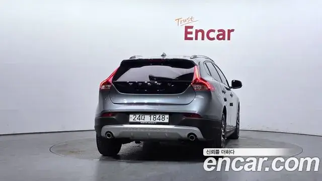 Volvo V40 Cross Country 2018 — Şəkil 27/30