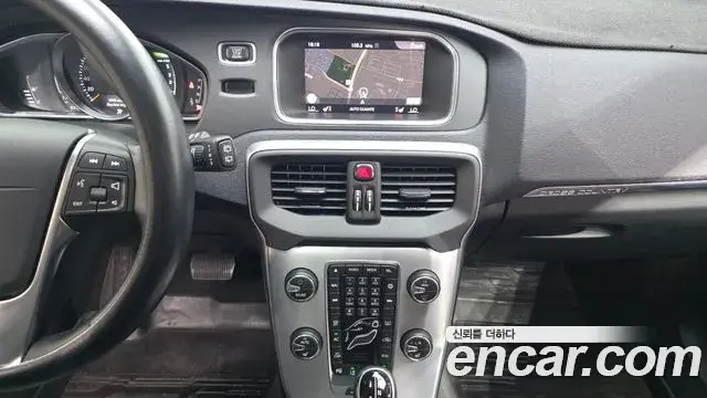 Volvo V40 Cross Country 2018 — Şəkil 11/30